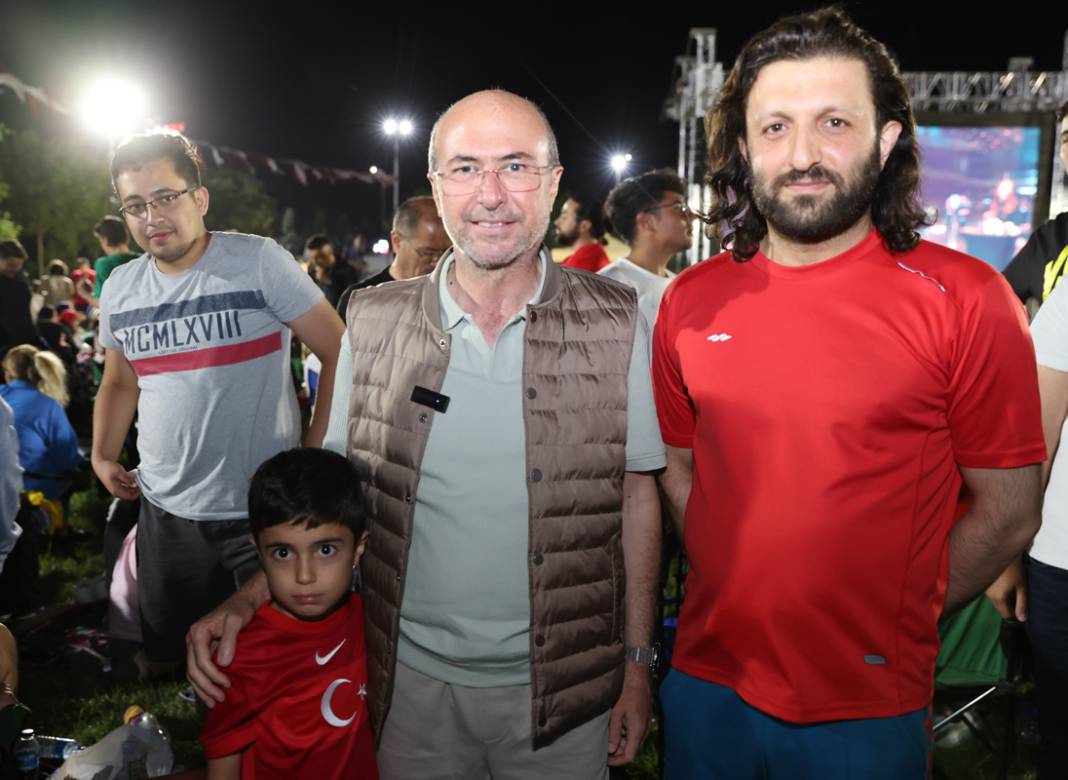Konyalılar, milli maçı kentin sembol mekanında izledi 20
